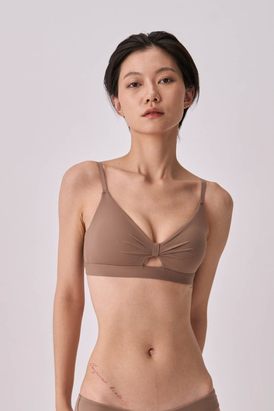 柔韌・マットグロウノットフロント 3/4 カップブラ｜サンドレッド